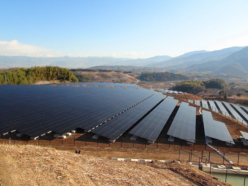 Ein Solarkraftwerk von Tepco auf dem Mount Komekura (Sakaori / Wikimedia)