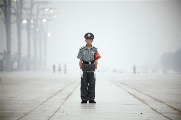 Polizist vor dem Vogelneststadion von Herzog und de Meuron in Peking (Foto: Greenpeace)