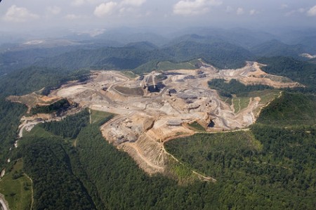 Nach Meinung eines Kohlekonzerns fehlt es in den Appalachen an horizontalen Flächen. Dem hilft die Kohleindustrie ab, indem sie ganze Bergspitzen wegsprengt. (Foto: I love mountains)