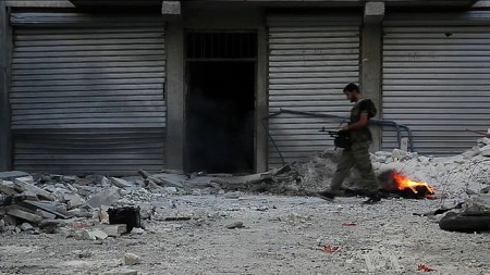 Ein Kämpfer der Freien Syrischen Armee in Aleppo: Wenn der Krieg zu Ende ist, sind nicht nur die Städte zerstört sondern auch vom 'Fruchtbaren Halbmond' ist womöglich kaum noch etwas übrig (Foto: VOA)