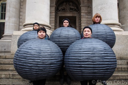 Fünf 'CO2 Blasen' vor der Bank of England.: Die Demonstranten wollen darauf aufmerksam machen, dass nicht alle bekannten Öl-, Gas- und Kohlevorkommen gefördert werden können, wenn die Klimaerwärmung auf zwei Grad begrenzt werden soll (Foto: 350.org)