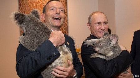 Koaladiplomatie: Es sieht fast so aus als wollte der Beutelsäuger auf Putins Arm das Weite suchen. Wenig populär war der russische Präsident auch bei seinen Kollegen aus Europa, den USA und Australien. (Foto: G20 Australia)