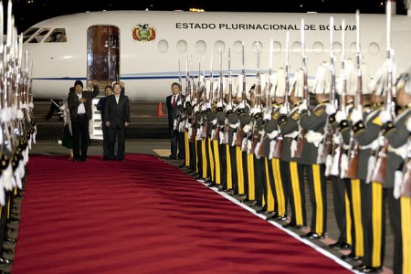 Roter Teppich, Ehrengarde, die Faust erhoben zum revolutionären Gruss. Aus Sicht von Evo Morales sind die Klimaverhandlungen nur eine Front im Kampf gegen das Imperium. Dem Klima hilft das nicht unbedingt weiter. (Foto: Regierung von Ecuador)