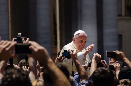 Der Stellvertreter: Papst Franziskus sorgt sich um die Schöpfung seines Chefs und will die Menschen mit einem Rundschreiben auf Linie bringen. (Foto: Alfredo Borba)