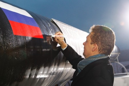 Bessere Zeiten: Beim feierlichen Baubeginn von South Stream signiert Gazprom-Chef Alexei Miller eine Röhre. Doch das Projekt ist schon wieder Geschichte und Miller hat bereits das Nachfolgeprojekt Turkish Stream angekündigt. Davon gibt es aber noch keine Bilder. (Bild: Gazprom)