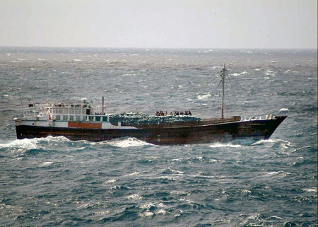 Kein Jolly Roger. Im Jahr 2006 hat die US Navy dieses Schiff aufgebracht, weil der Verdacht bestand es handle sich um Piraten. (Bild: US Navy/Wikimedia)