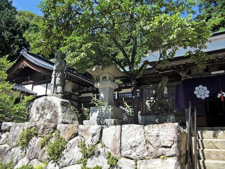Strahlender Sonnenschein. Auch der Yamatsumi Jinja Schrein konnte Iitate nicht retten. Die Wälder um das japanische Dorf werden für Hunderte von Jahren eine Quelle für Radioaktivität bleiben. (Foto: Bachstelze/Wikipedia)