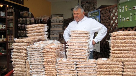 Nussig. Dieser Pistazienhändler in Griechenland schaut besorgt in die Zukunft. Bald kann der Iran wieder ungehindert Pistazien exportieren. (Foto: Pixabay)