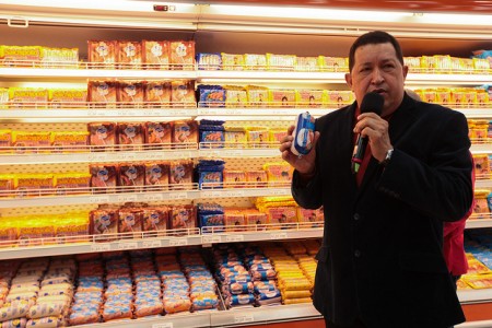 Diktator mit Wurst. Wie der ehemalige Präsident von Venezuela Hugo Chavez hier demonstriert, gab es zu seiner Zeit Wurst. Damals lag der Ölpreis aber auch über 100 Dollar. (Foto: Prensa Presidencial / Flickr)