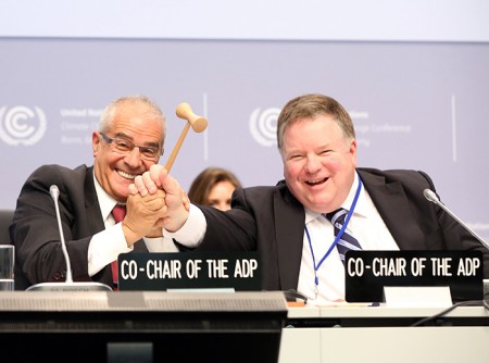 Gute Laune. Die beiden Co-Vorsitzenden, Ahmed Djoghlaf (Algerien) und Dan Reifsnyder (USA) freuen sich. Die Länder der Welt vertrauen diesen beiden und haben sie mit der Ausarbeitung eines neuen Verhandlungstexts beauftragt. (Foto: IISD / ENB)