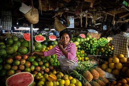 Keine Konkurrenz. Zum Glück handelt diese Frau mit Melonen. Wäre es Schokolade, hätte sie Konkurrenz von Schweizer 'Subventionsschoggi'. (Foto: Pixabay)