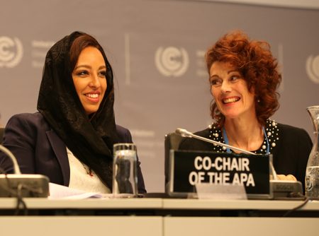 Frauen Power. Die Verhandlungen werden neu von Sarah Baashar aus Saudi Arabien und Jo Tyndall aus Neuseeland geleitet. (Foto: IISD)