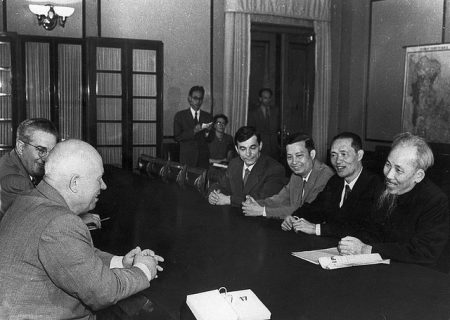 Die Praxis. Nikita Chruschtschow und Ho Chi Minh diskutieren, wie sich die Kettenreaktion in Gang setzen lässt. (Foto: Sovfoto via manhhai / Flickr)