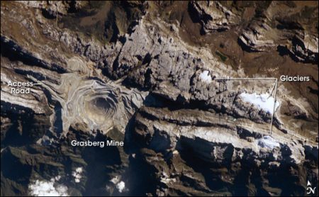 Zu gross. Die Grasberg Mine ist so gross, dass sie selbst aus dem All leicht zu erkennen ist. (Foto: Nasa / Wikipedia)