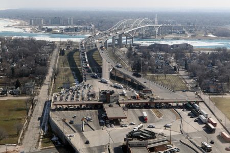 Brückenkopf. Die 88 Jahre alte Ambassador Brücke über den Detroit River ist die wichtigste Handelsverbindung in Nordamerika. (Foto: Donna Burton / US-Zollbehörde / Flickr)