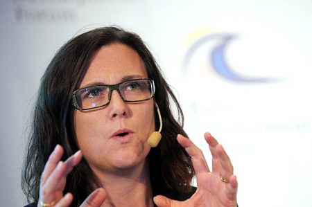 Weltumspannend. Cecilia Malmström erklärt, wie sie sich das Netzwerk aus EU-Handelsverträgen vorstellt. (Foto: Johannes Jansson / Wikimedia)