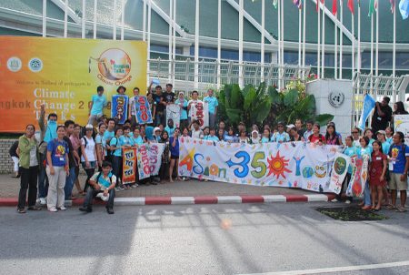 Wieder Bangkok. Da die UNO in Bangkok über ein Konferenzzentrum verfügt, finden dort hin und wieder ausserplanmässige Klimaverhandlunen statt wie hier im Jahr 2009 vor der Konferenz in Kopenhagen. (Foto: 350.org / Flickr)
