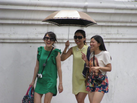 Repräsentativ. Diese chinesischen Touristinnen haben Spass daran, die Leistungsbilanz ihres Landes zu ruinieren. Dabei entsprechen sie genau dem typischen Touristen aus China: Weiblich, nach 1980 geboren und in Thailand. [5] (Foto: Chinese Tourists / Flickr)