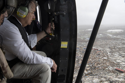 The day after. UN-Chef António Guterres begutachtet die Schäden auf den Bahamas nach dem Hurrikan Dorian. Das Niveau der Zerstörung sei "einzigartig" so Guterres. (Foto: Mark Garten / UN OCHA)